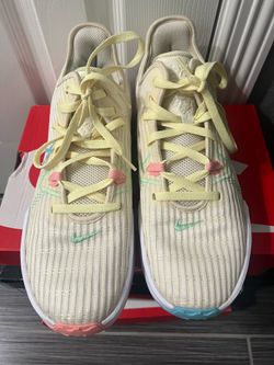 Basketball shoes