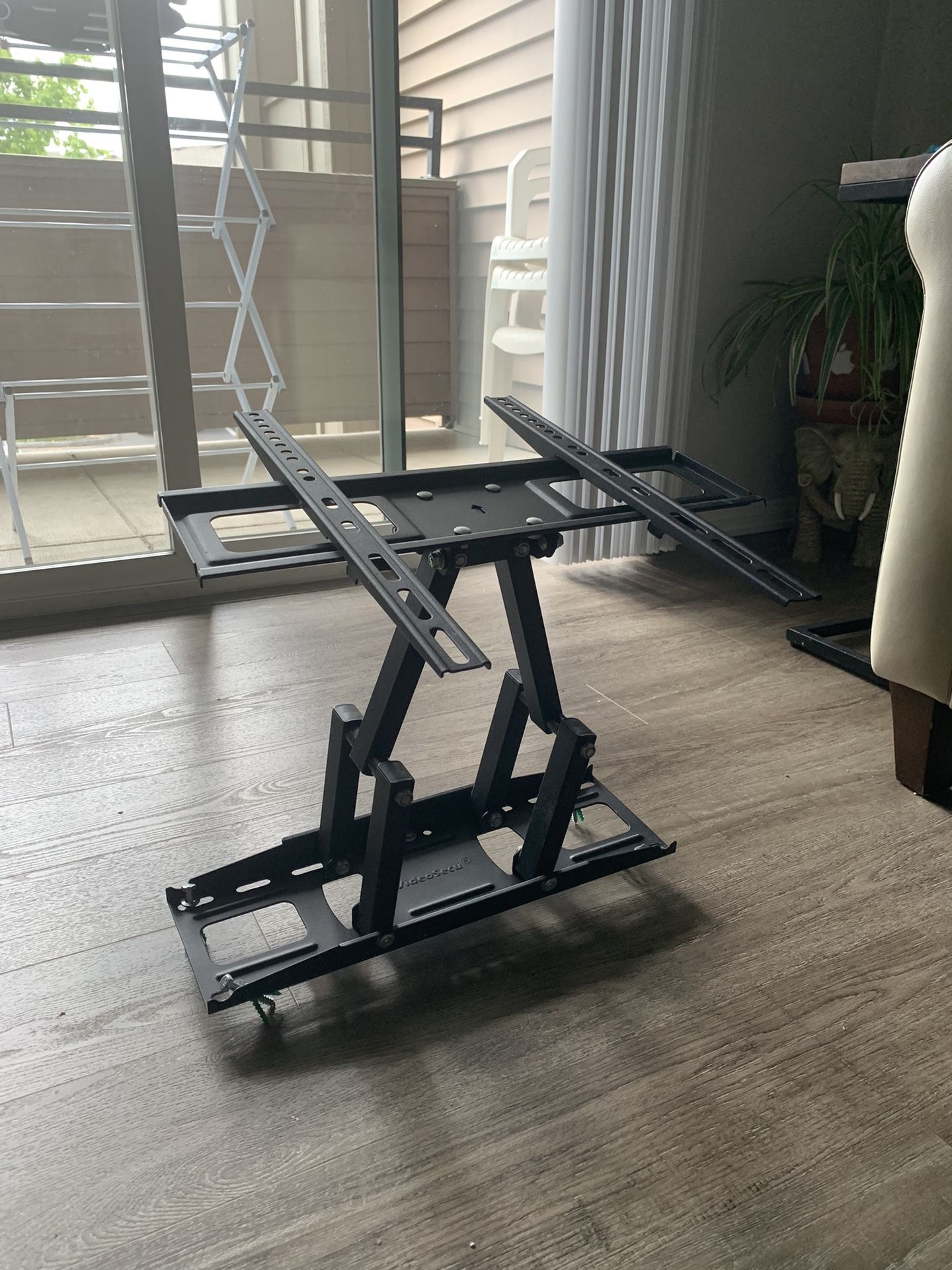 TV Wall Mount For TVs Sized 32-65 Inches