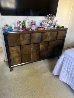 6 drawer dresser- used. Pick up only