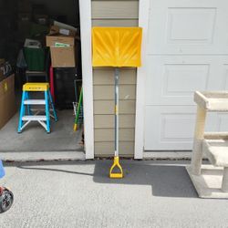 Curved Handle Snow Shovel 
