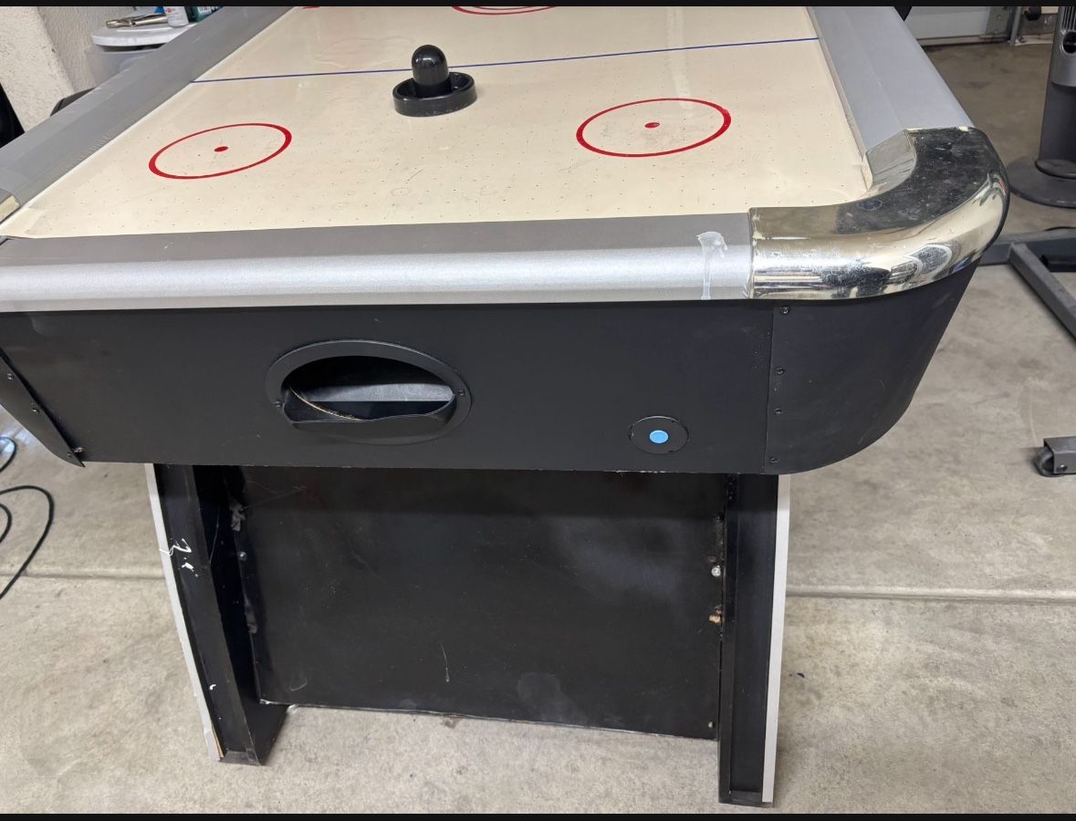 Air hockey table