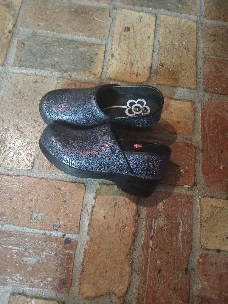 Women's Sanita Clogs Size 6.5 Navy Blue