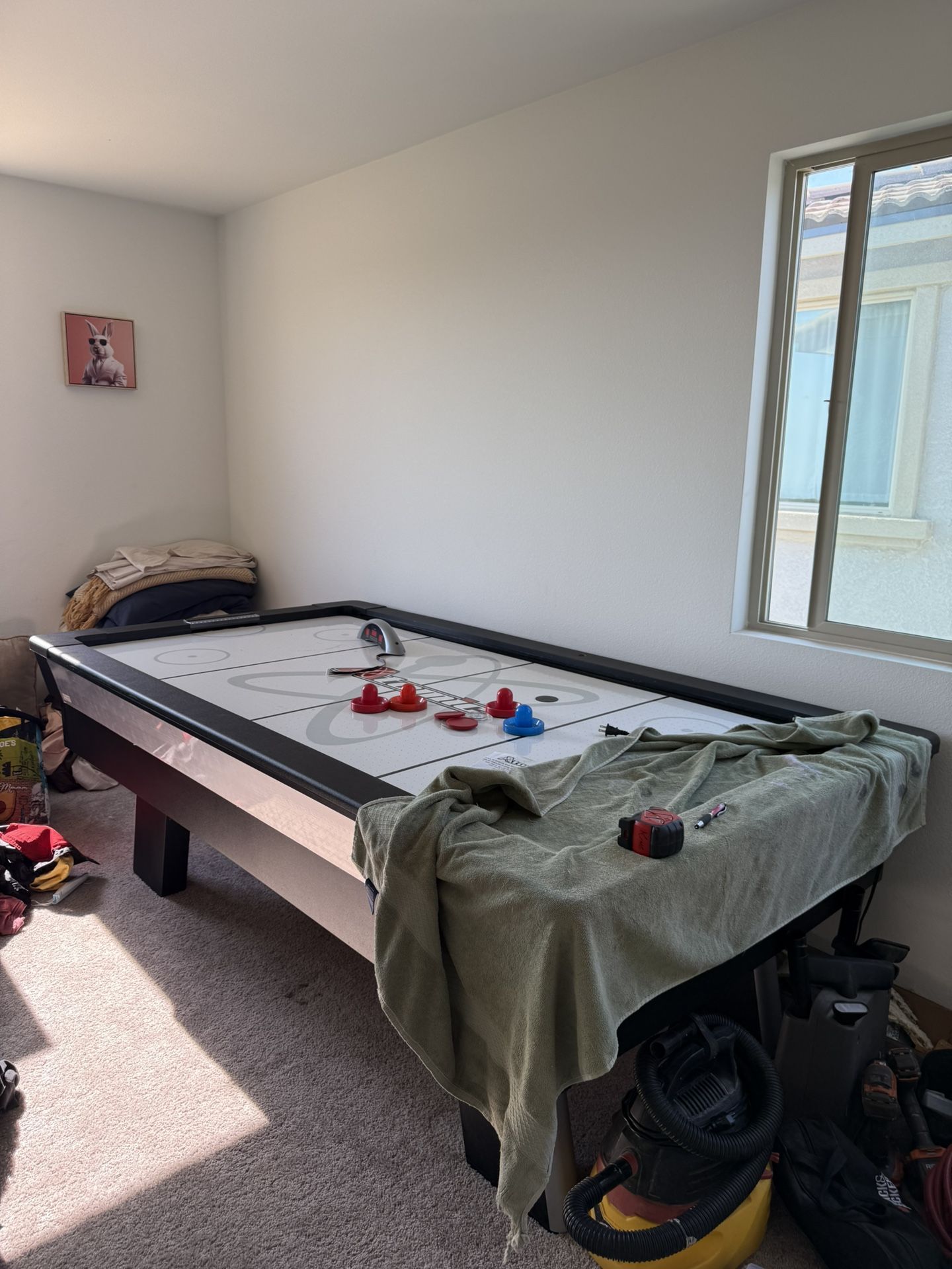 Air hockey table