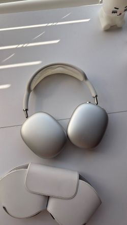 Apple AirPods Max (Lightning) in great condition. Includes the original Smart Case.