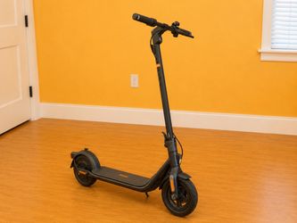 2025 Segway F2 pro eKickScooter | LIKE NEW | Only 15 Miles | Charger + Manuals