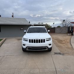 White Jeep Grand Cherokee Limited