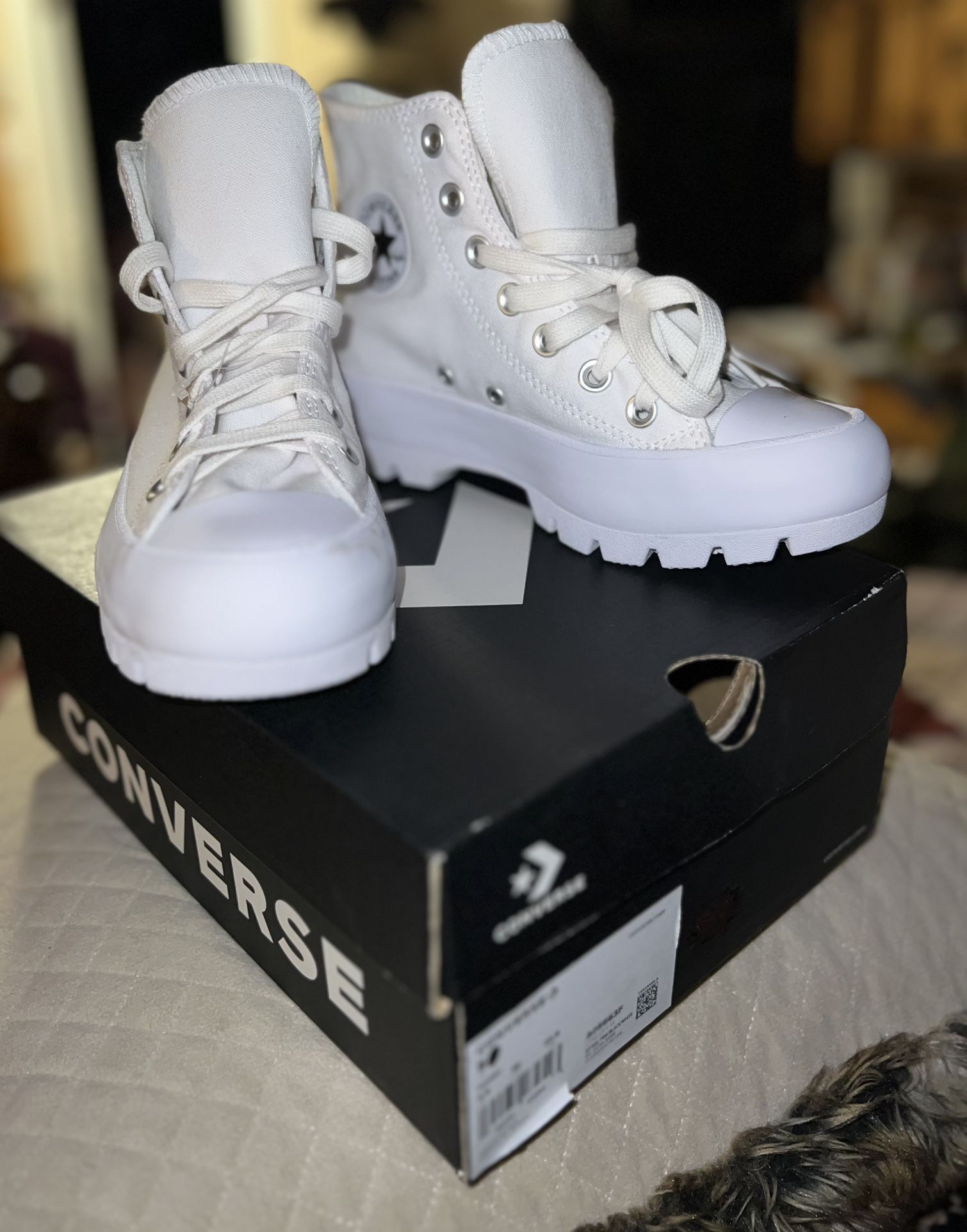 Converse Platform Women’s Size 5 (( New))