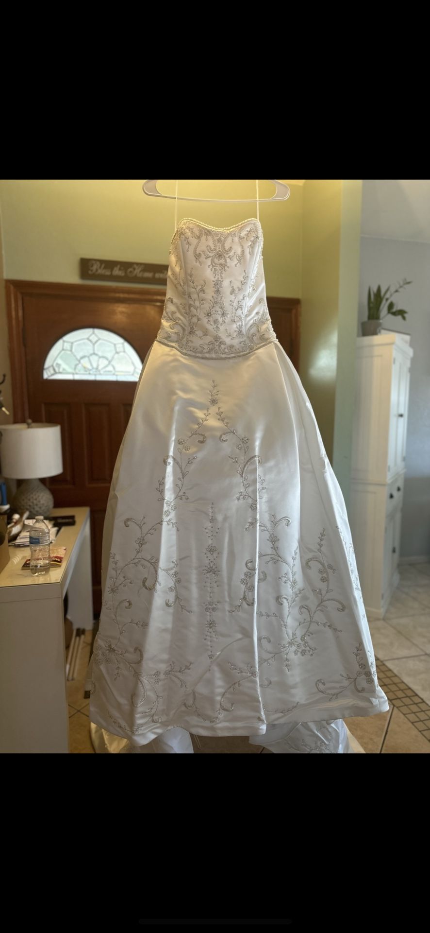 Beautiful Wedding Dress – Excellent Condition 👰✨