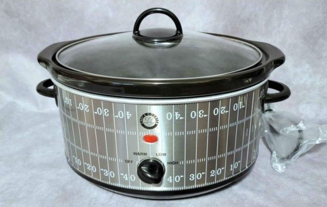 3.7 qt Slow Cooker
BRAND NEW. in box.
gift ready. FUN FOOTBALL FIELD THEMED.