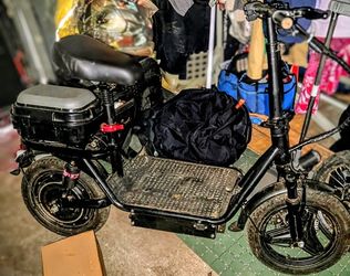 🛴 Electric Scooter with Seat & Rear Storage – Utility Style