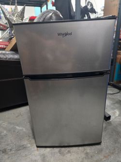 Whirlpool mini refrigerator