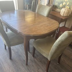 USED DINING TABLE AND 4 CHAIRS