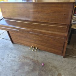 YAMAHA PIANO  FREE DELIVERY 