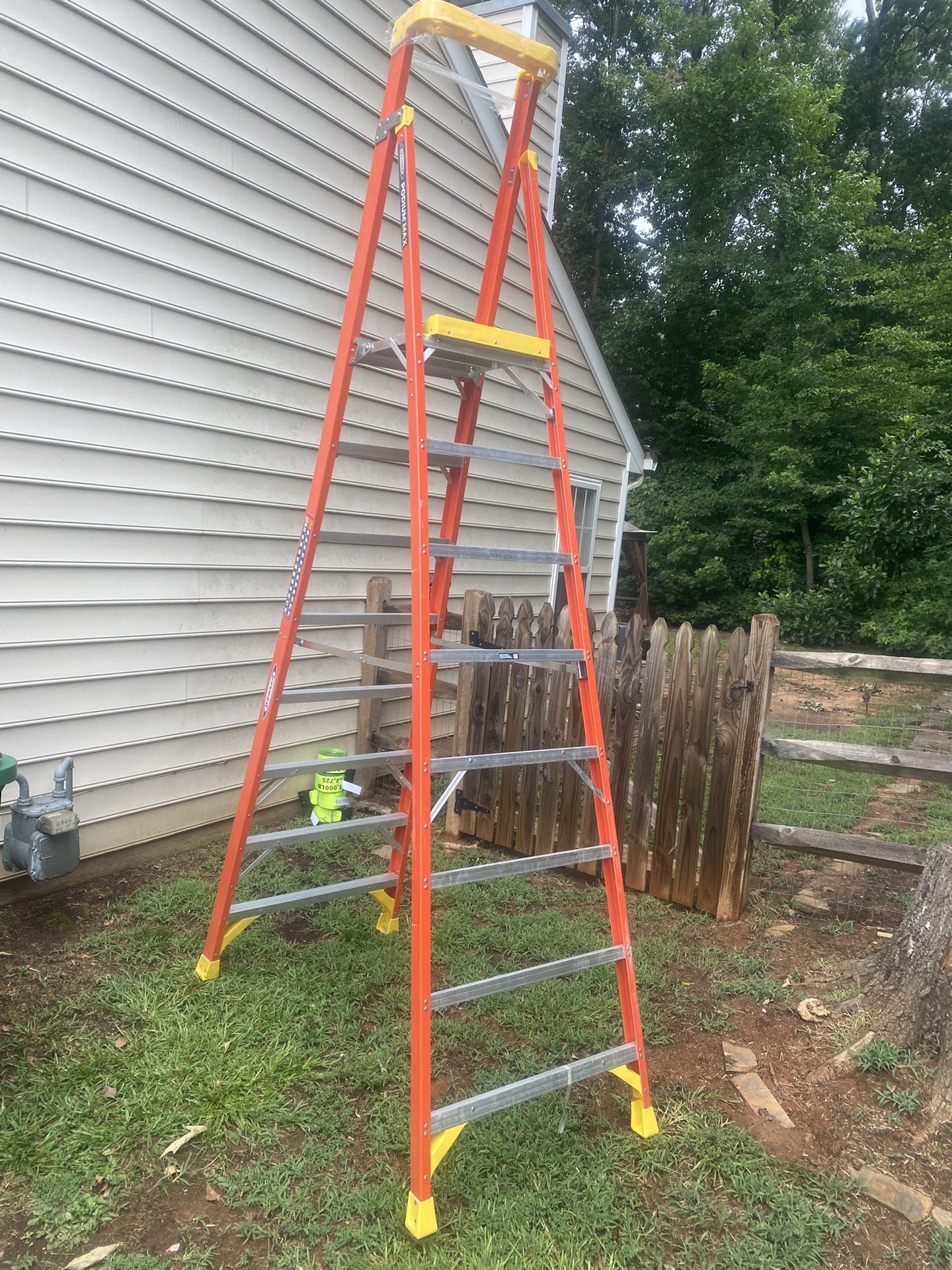 8ft Ladder Brand New Never Used! Factory Damage But Work Great!