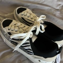 Ladies, tennis shoes