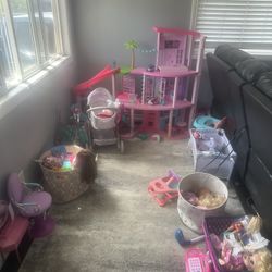 Barbie dream House Lots Of Dolls And Furniture 