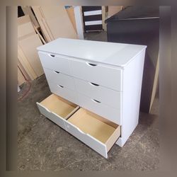 Eight drawers dresser with rails