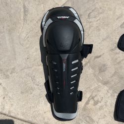 Fox Titan Knee Guards