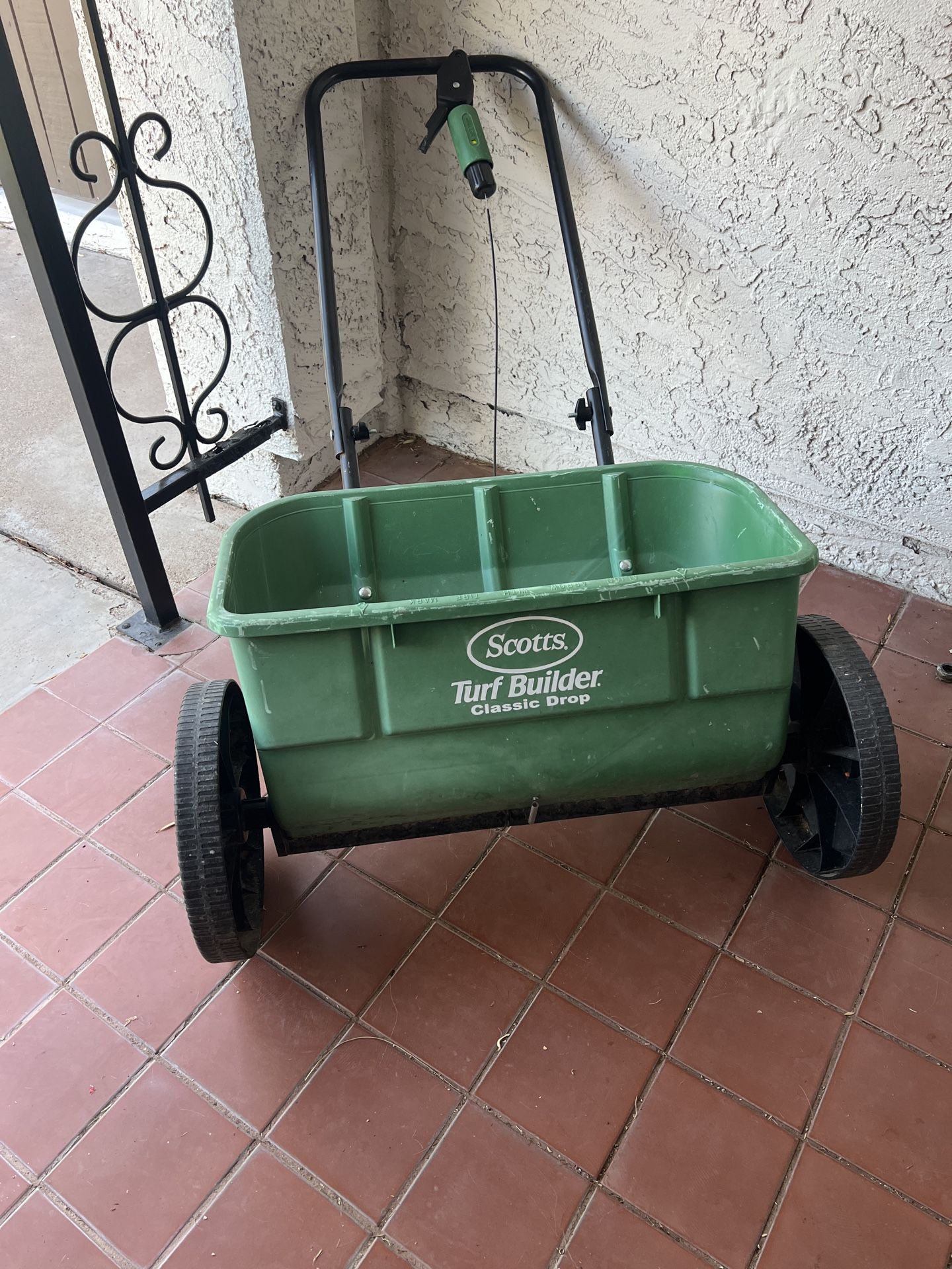 Scotts Turf Builder Classic Drop Spreader