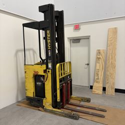 Hyster N30FR Electric Reach Forklift – Excellent Condition w/ Refurbished Battery & Charger
