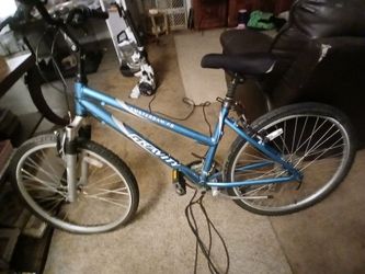 Girls gravity bike like new no flats