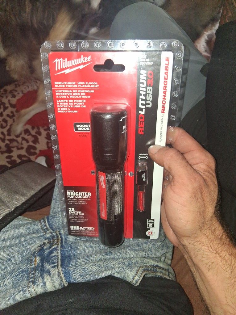 Milwaukee Flashlight 2000 Lumes