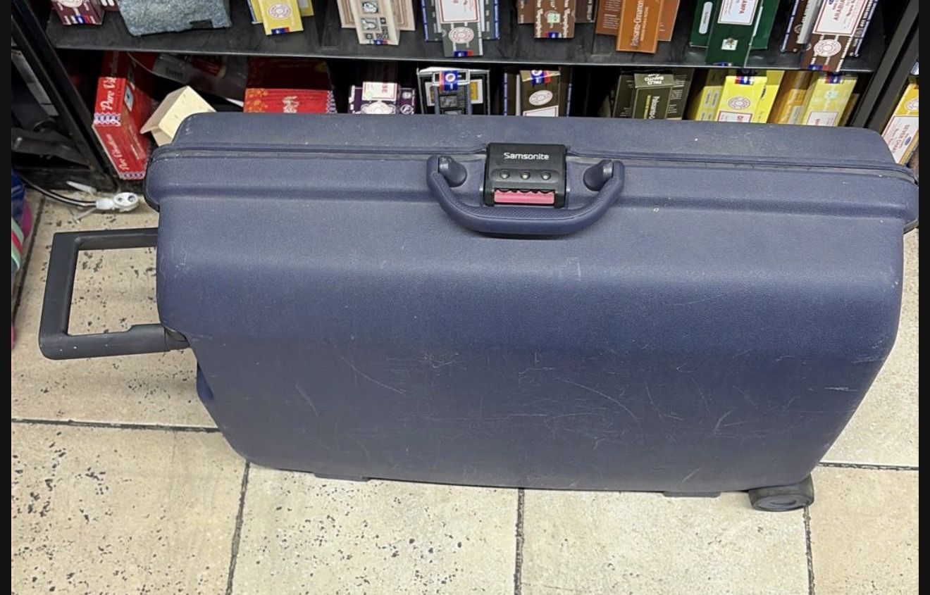 Vintage Samsonite Black Oyster Luggage 25" Hard Shell Measures approx 22" tall x 27" length x 9" width