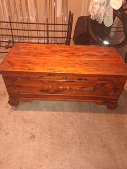 VINTAGE SOLID WOOD CHEST/COFFEE TABLE/STORAGE