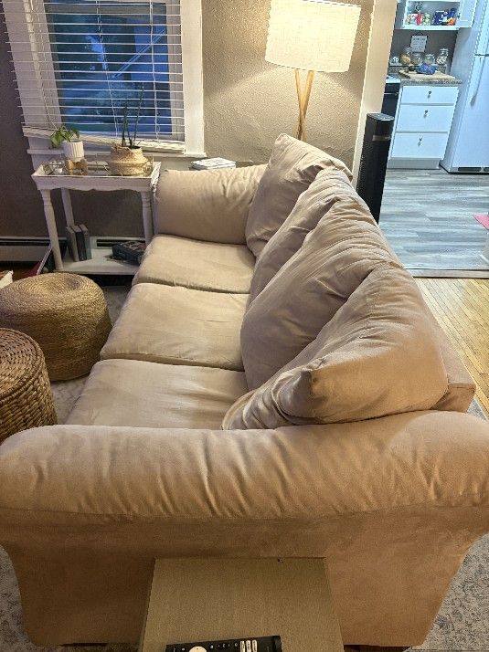 Couch - Pull Out Queen Bed

In Hudson -  no pets or kids. The pull out bed is in great condition! I bought it about 5 years ago from Ashley