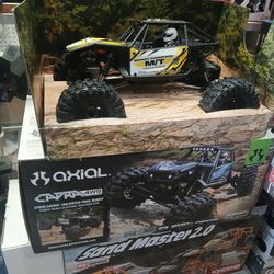 RC electric rock crawler with front and rear steering axial Capra 1/18 4X4