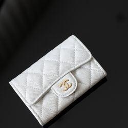 A simple and fashionable wallet for women