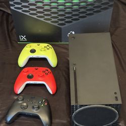 Xbox Series X + 3 Controllers