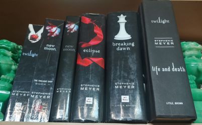 The Twilight Saga: 5 Book Set + Bonus DVD Concert Series with Stephenie Meyer & Justin Fursteinfeld