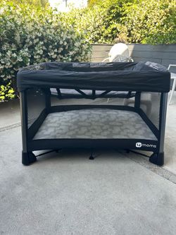 4 moms travel crib playpen Breeze