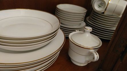 90 piece Royal Gallery Gold Trim fine china set .Make Offer!