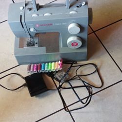 Singer Sewing Machine 
