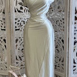 Pearl Draped Medí dress Not Stretchy