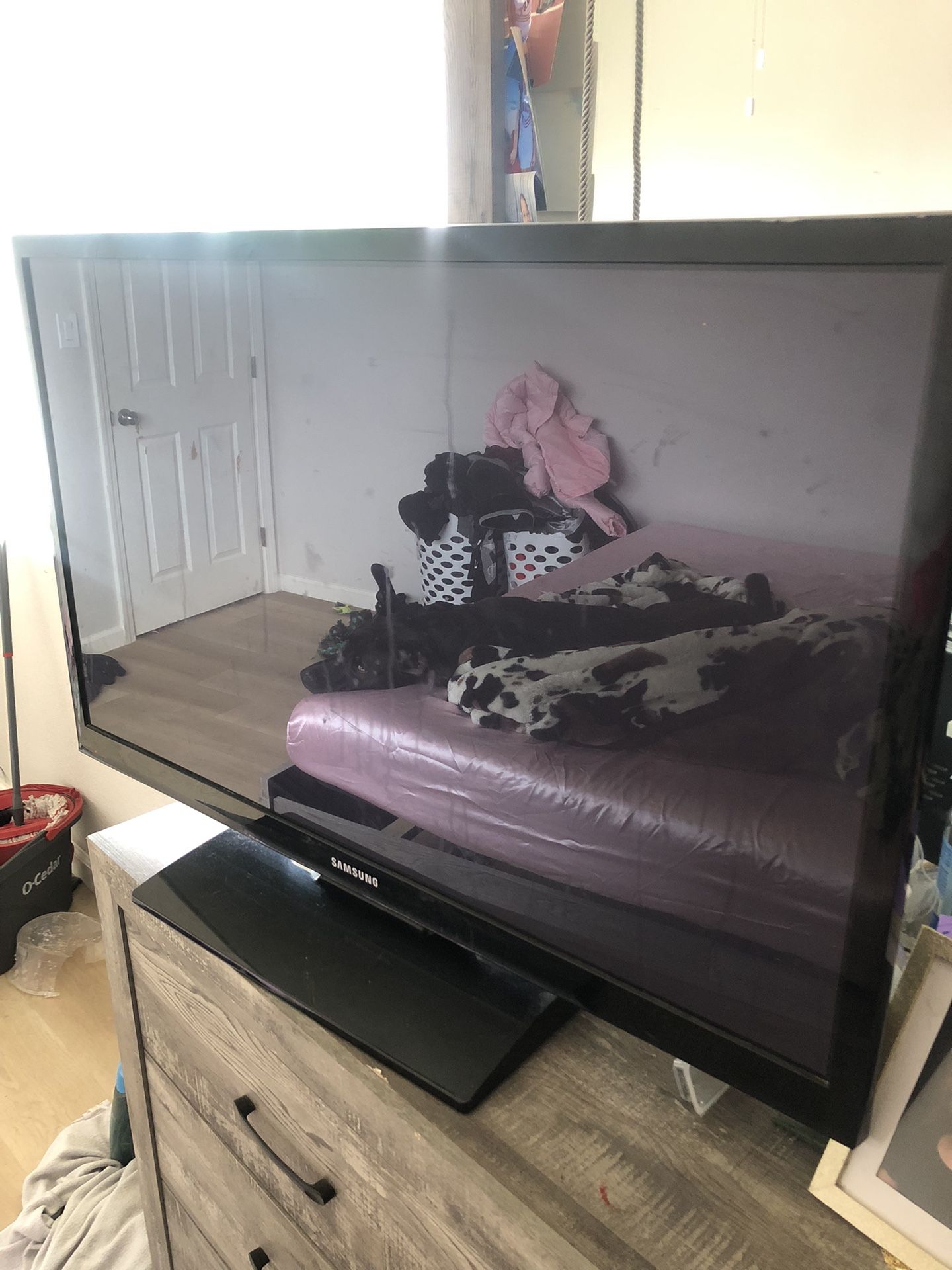42” Samsung Tv w/ Roku Stick