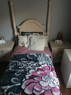 Twin bed con dos buros y el peinador con espejo y colchones