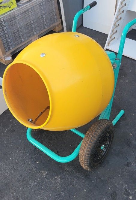 CONCRETE MIXER LIKE NEW