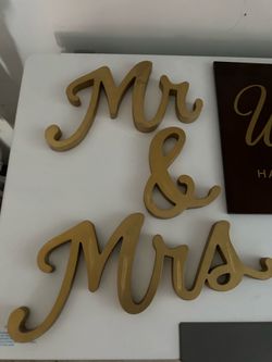 Mr & Mrs + welcome sign