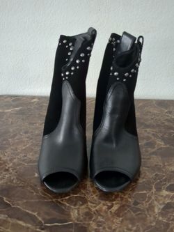 Women's Black bootie heel size  6.5