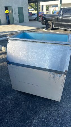 Commercial Ice Container