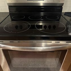 Kitchen Appliances - Refrigerator, Stove, Microwave