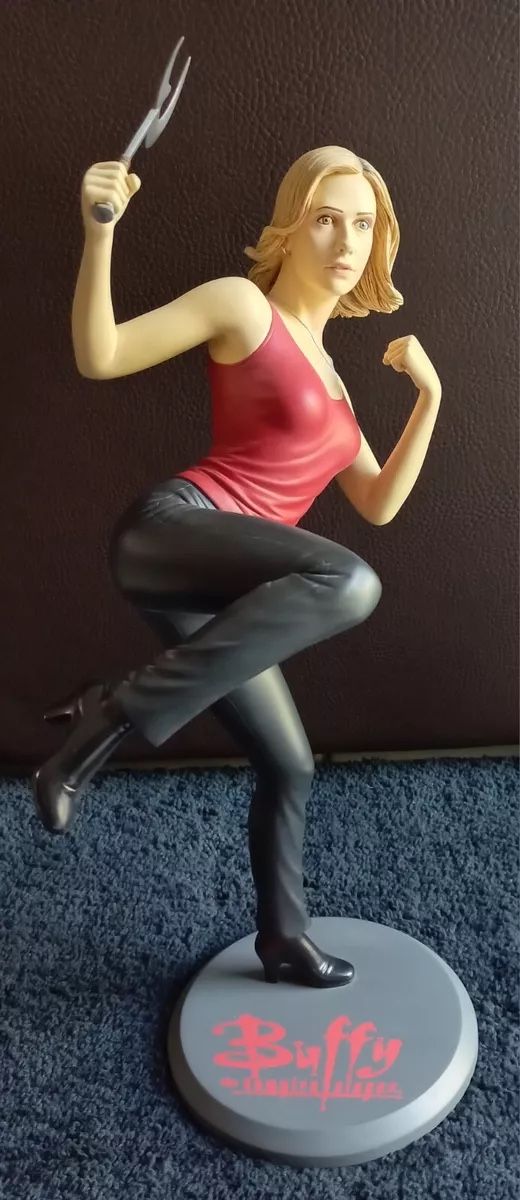 Buffy The Vampire Slayer Attakus Bombyx 16” Statue