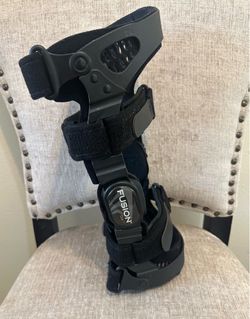 "Fusion Black Knee Brace, Médium Left"