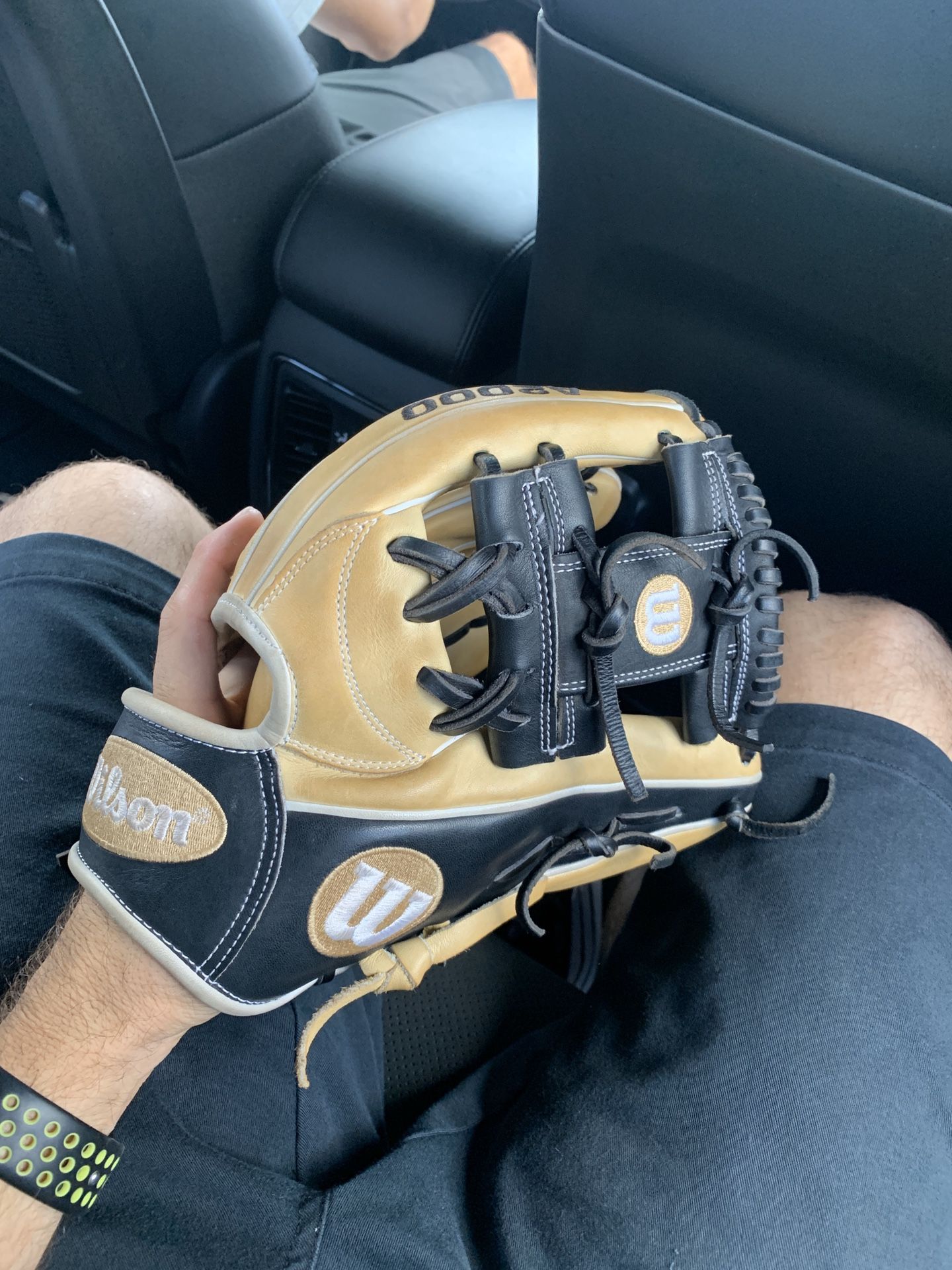 A2000 Wilson baseball glove