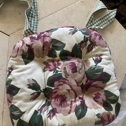 Reversible floral gingham seat cushion