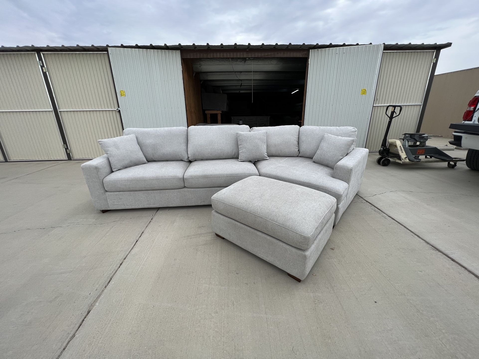 Thomasville Ezra Fabric Sectional With Ottomannull
