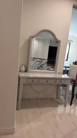 Dresser with Jewelry organizer